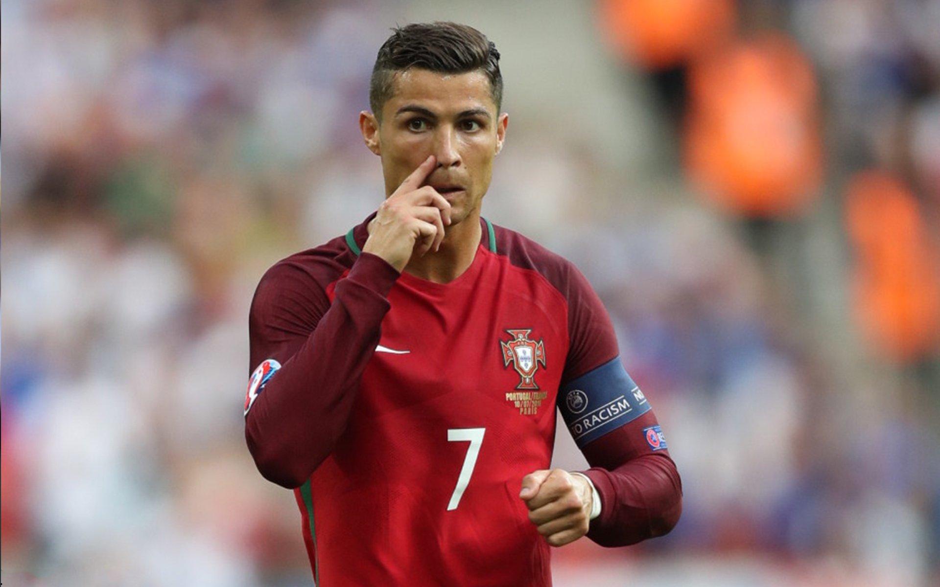 训练场温情一幕!哈兰德偷袭德布劳内献吻,全队笑声中备战关键战役