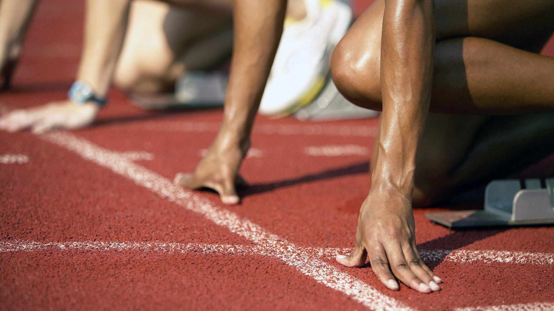 西班牙国家队公开训练引爆球迷热情，少女球迷高呼亚马尔，嫁给我吧点燃全场